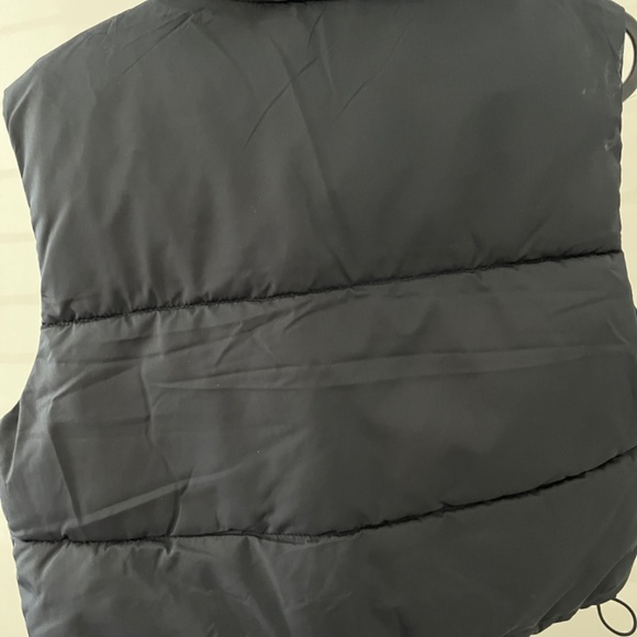 Hollister Black Puffer Vest – Size Small – NWT - Picture 4 of 4